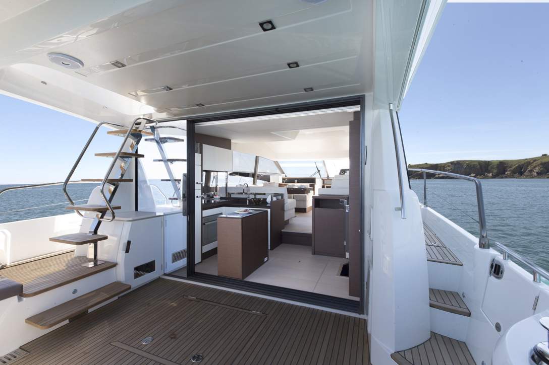 Prestige 520 Flybridge Interior - 12.JPG
