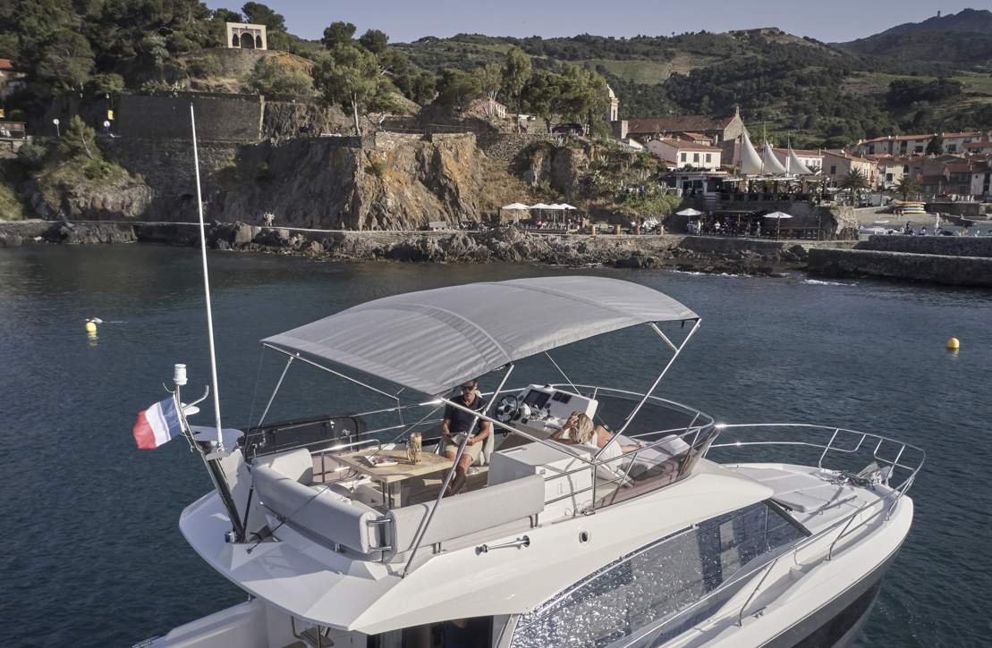Prestige 420 Fly Exterior - 22.JPG