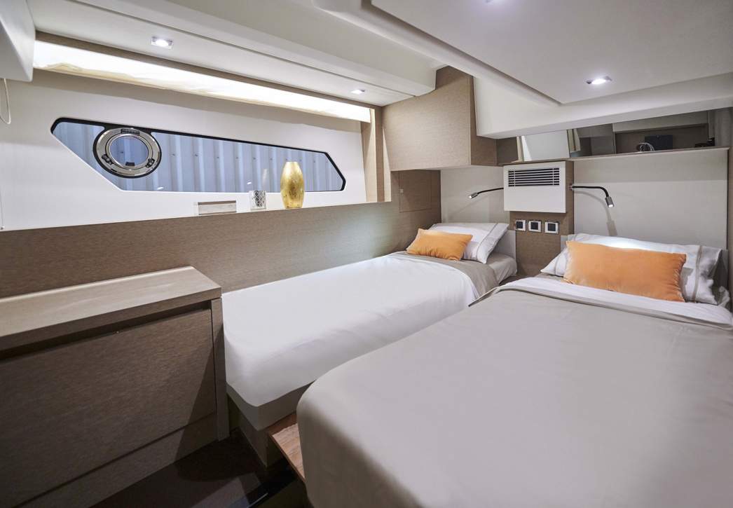 Prestige 460 Flybridge Interior - 12.jpg