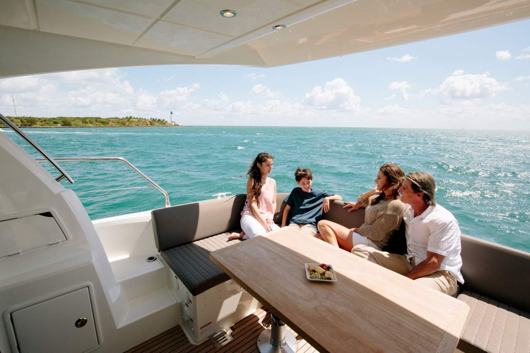 Prestige 460 Flybridge Exterior - 12.JPG