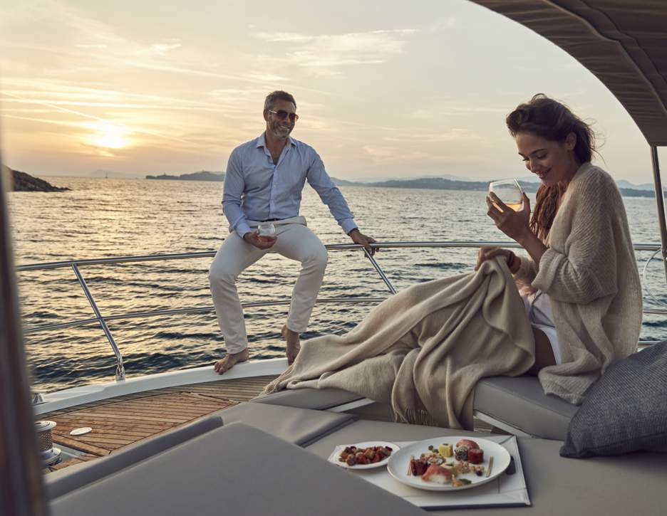 Prestige 520 Flybridge Exterior - 14.JPG