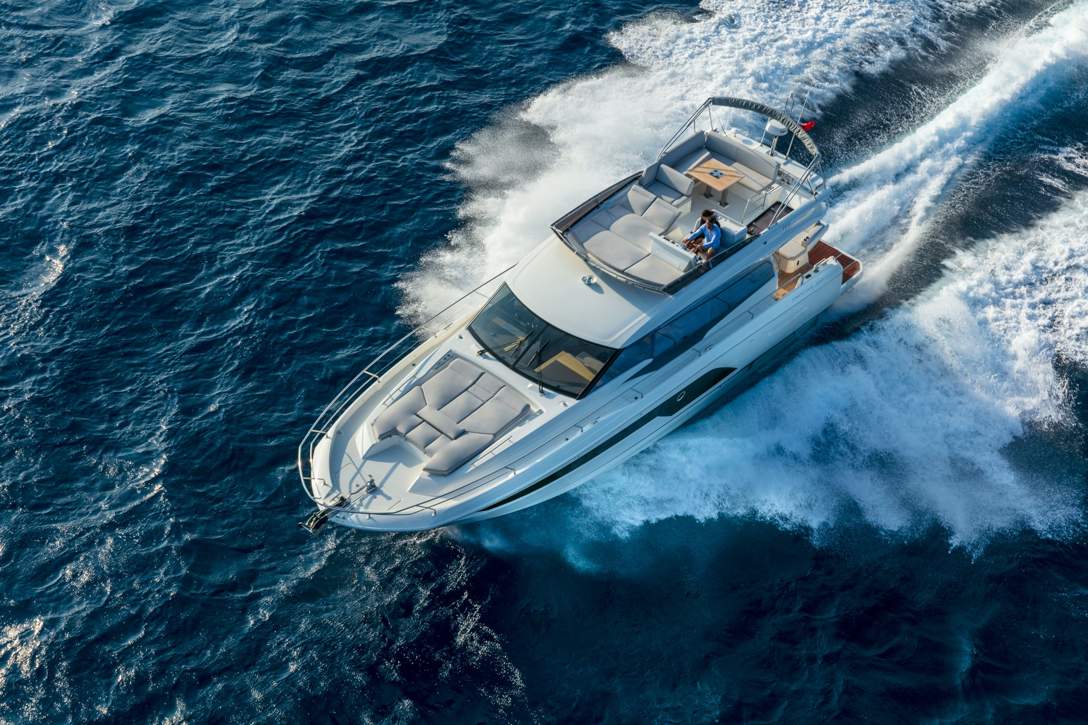Prestige 590 Flybridge Exterior - 4.JPG
