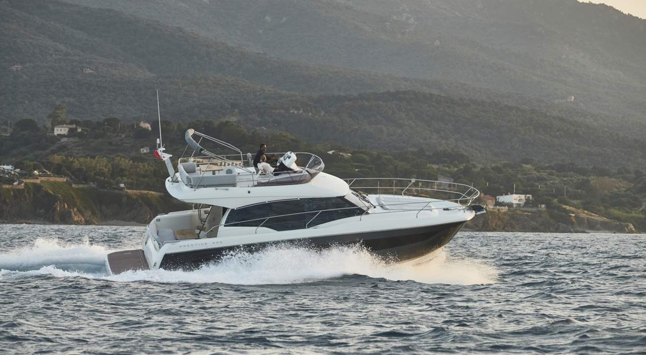 Prestige 420 Fly Exterior - 25.JPG