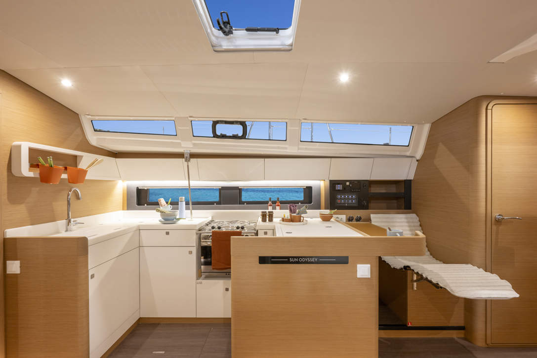 SUN ODYSSEY 455 INTERIOR (6)
