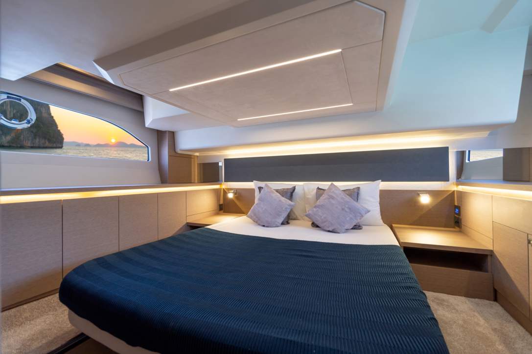Prestige 420 Fly Exterior - 8.JPG