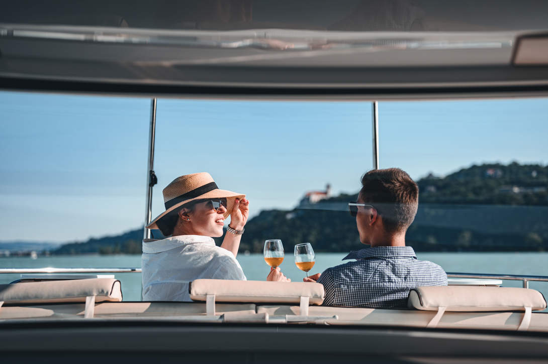 DELPHIA 11 SEDAN IMAGE LIFESTYLE BALATON 2