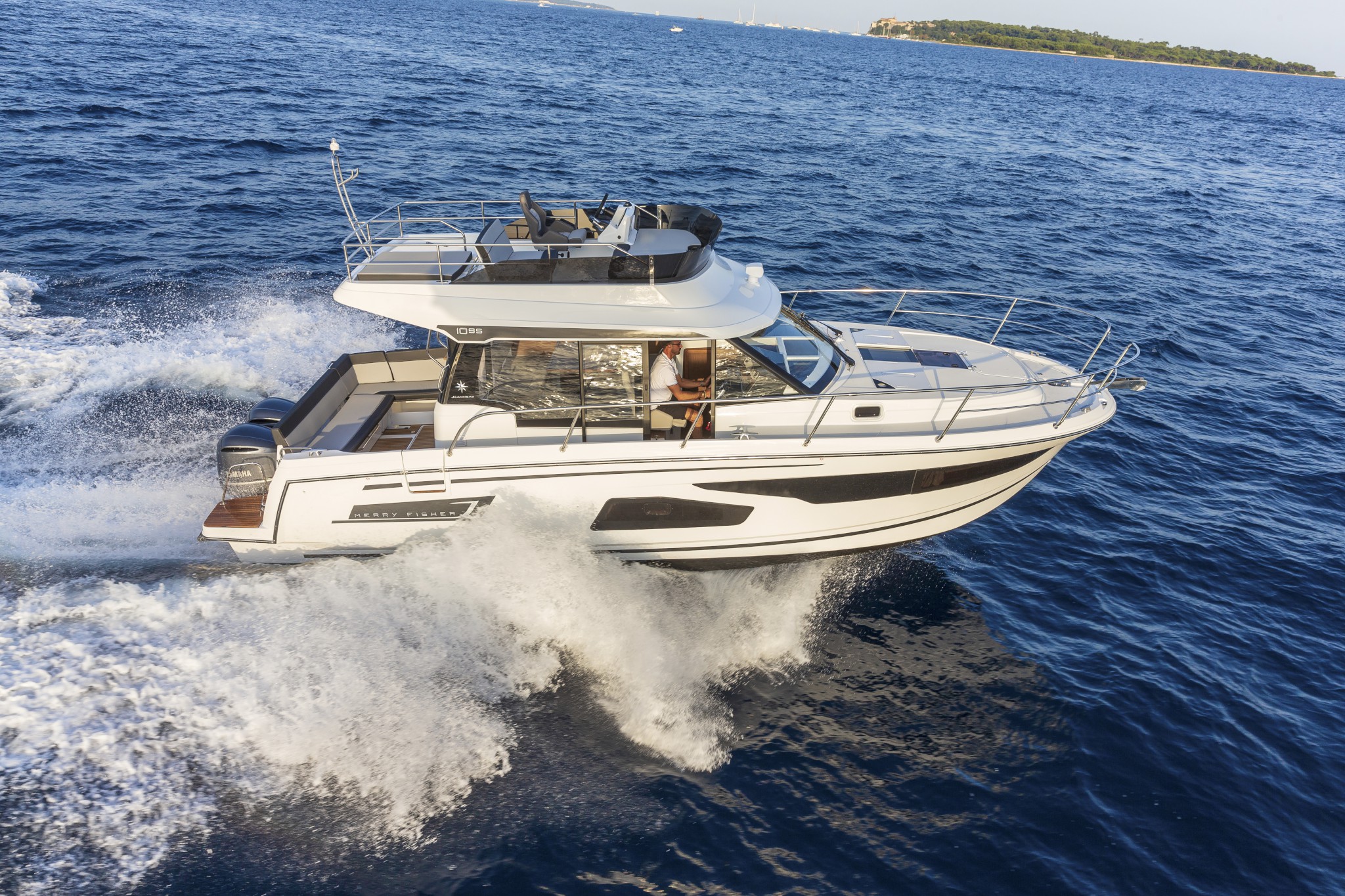 Jeanneau Merry Fisher 1095 Fly HB Exterior - 3.JPG