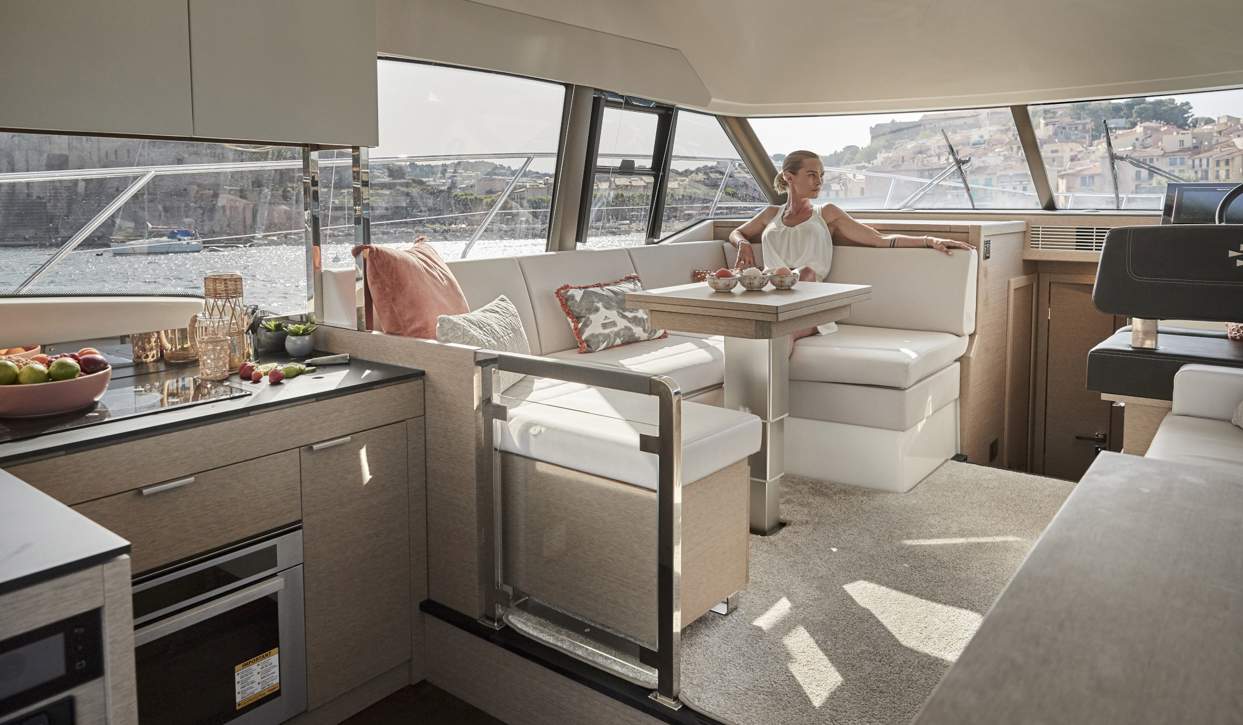 Prestige 420 Fly Interior - 10.JPG
