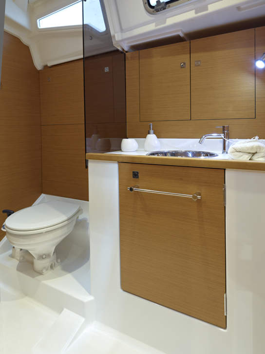 Jeanneau Sun Odyssey 389 Interior - 6.jpg