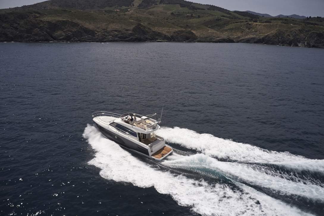 Prestige 420 Fly Exterior - 18.JPG