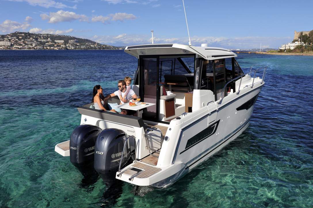 Jeanneau Merry Fisher 895 HB Exterior - 7.JPG