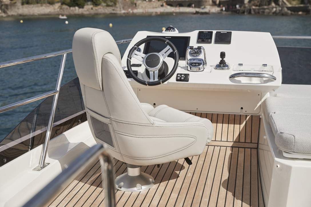 Prestige 420 Fly Interior - 22.JPG