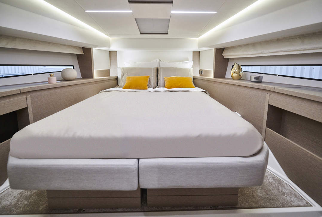 Prestige 460 Flybridge Interior - 13.jpg